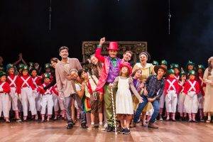 Charlie se vê sem esperanças na vida, já que é muito pobre e ainda precisa cuidar de seus avós. Ele só tem uma chance: ganhar um dos bilhetes dourados do Sr. Wonka, o maior chocolateiro do mundo. O espetáculo é cheio de aventuras, magia e cenários que nos levam a um mundo de imaginação, na maior fábrica de chocolates do mundo.